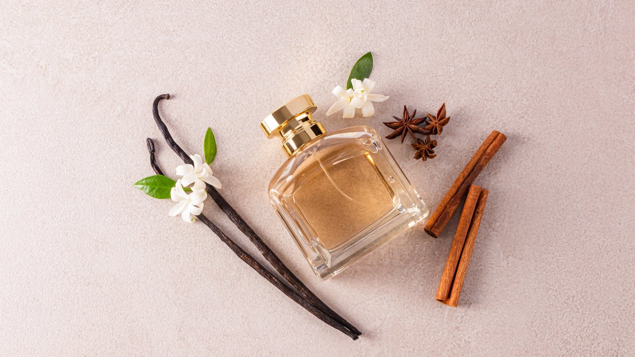 Eine schicke Flasche Parfüm oder Eau de Parfum mit einem leichten Aroma von Vanille, Zimt, Anis. Eine schicke Flasche Parfüm oder Eau de Parfum mit einem leichten Aroma von Vanille, Zimt, Anis.