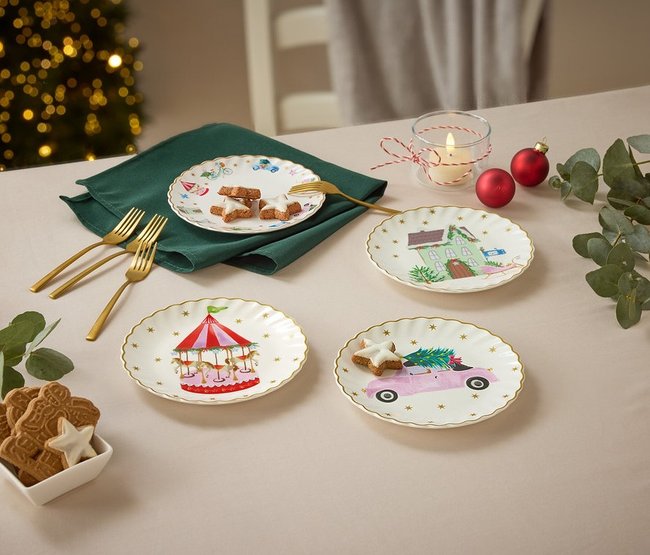 Auf einem festlich gedecktem Tisch stehen verschiedene Dessertteller Auf einem festlich gedecktem Tisch stehen verschiedene Dessertteller