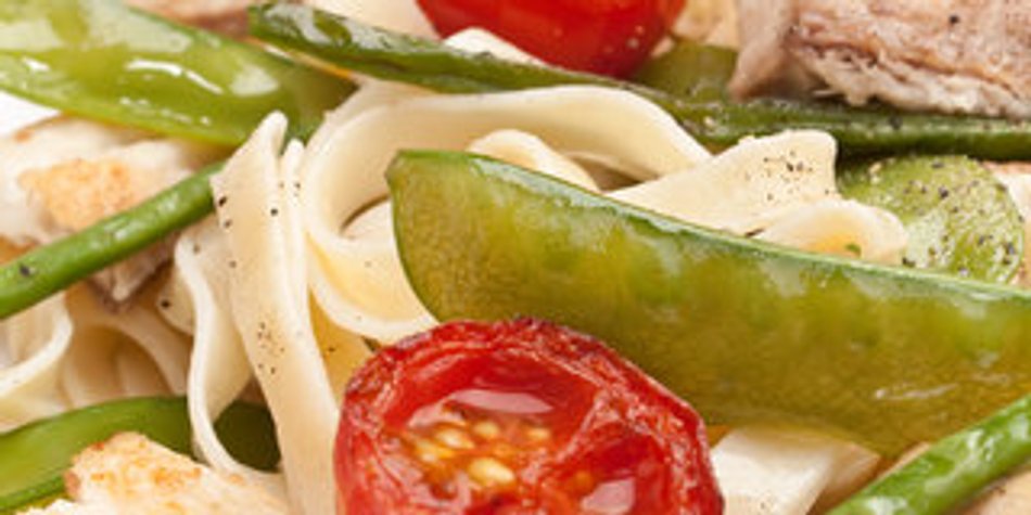 Fischpasta mit Tomaten und Zuckerschoten Fischpasta mit Tomaten und Zuckerschoten