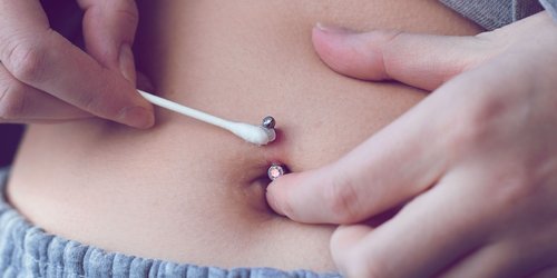Bauchnabelpiercing entzündet: Diese Mittel helfen dir schnell!