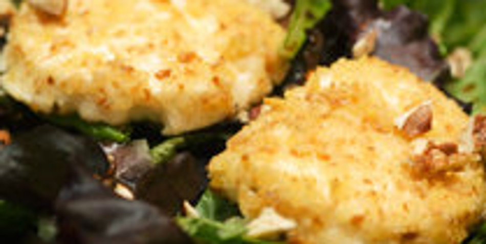 Gebackener Ziegenkäse mit Honigsirup und Knoblauch Gebackener Ziegenkäse mit Honigsirup und Knoblauch