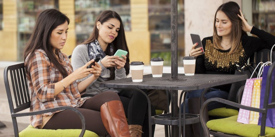 Phubbing: Diese Sucht hast Du GARANTIERT auch Phubbing: Diese Sucht hast Du GARANTIERT auch