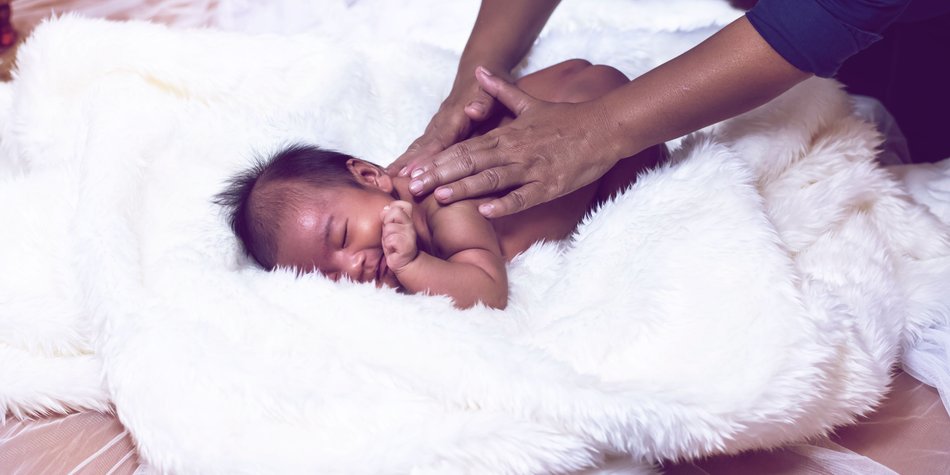 Babymassage: Anleitung & hilfreiche Tipps für die Massage der Kleinsten Babymassage: Anleitung & hilfreiche Tipps für die Massage der Kleinsten