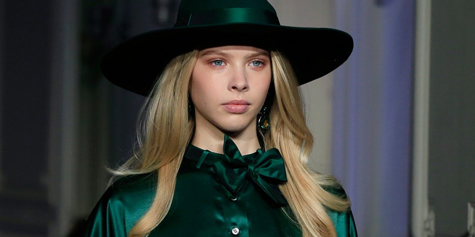 Smaragdgrün und Rubinrot: Edles Geschmeide auf der Paris Fashion Week Smaragdgrün und Rubinrot: Edles Geschmeide auf der Paris Fashion Week