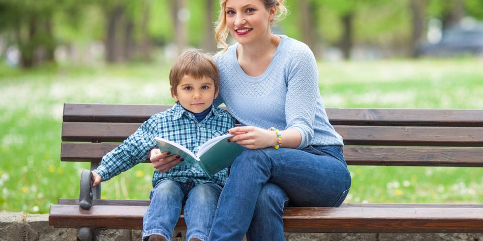 Mutter will nicht, dass ihr Sohn lesen lernt Mutter will nicht, dass ihr Sohn lesen lernt
