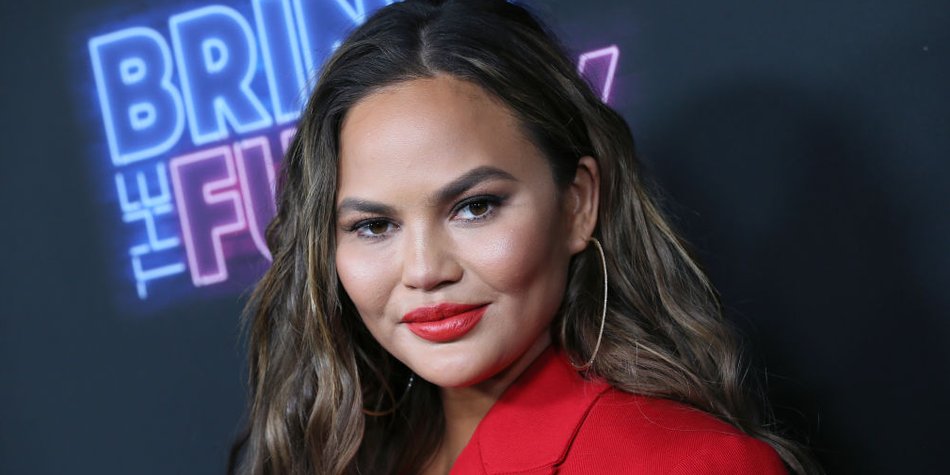 Chrissy Teigen widmet verstorbenem Baby ein neues Tattoo Chrissy Teigen widmet verstorbenem Baby ein neues Tattoo