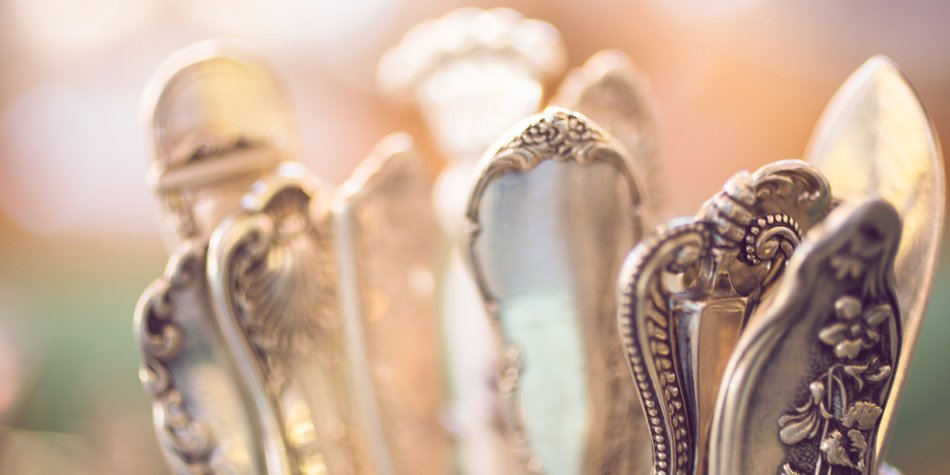 Silber reinigen ohne Chemie: Die besten Hausmittel zum Polieren Silber reinigen ohne Chemie: Die besten Hausmittel zum Polieren