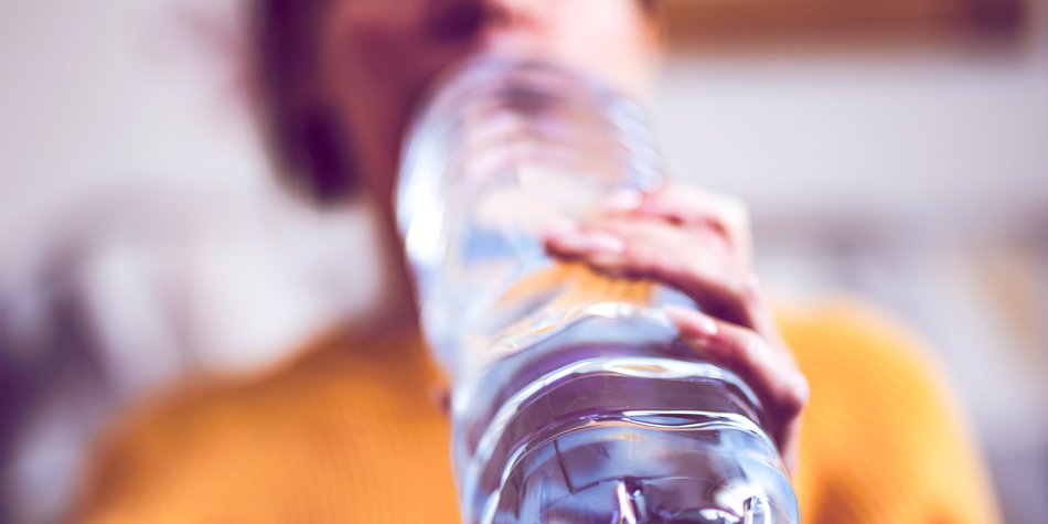 Schmeckt faulig: Wird Wasser in der angebrochenen Flasche schlecht? Schmeckt faulig: Wird Wasser in der angebrochenen Flasche schlecht?
