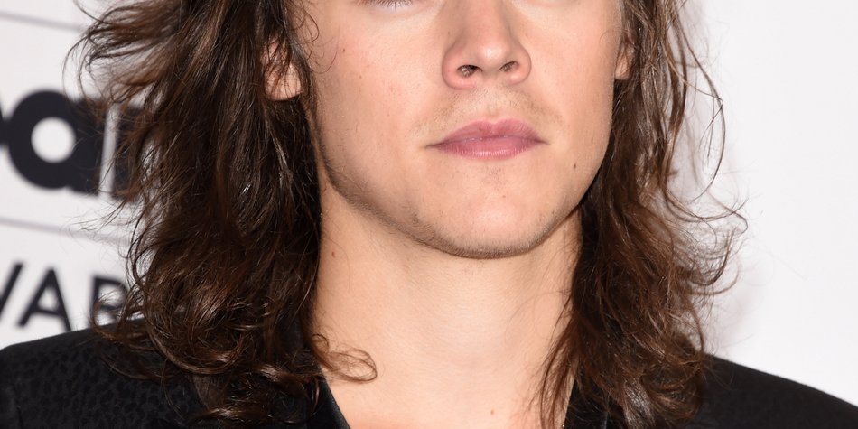 One Direction-Star Harry Styles turtelt mit neuer Freundin One Direction-Star Harry Styles turtelt mit neuer Freundin