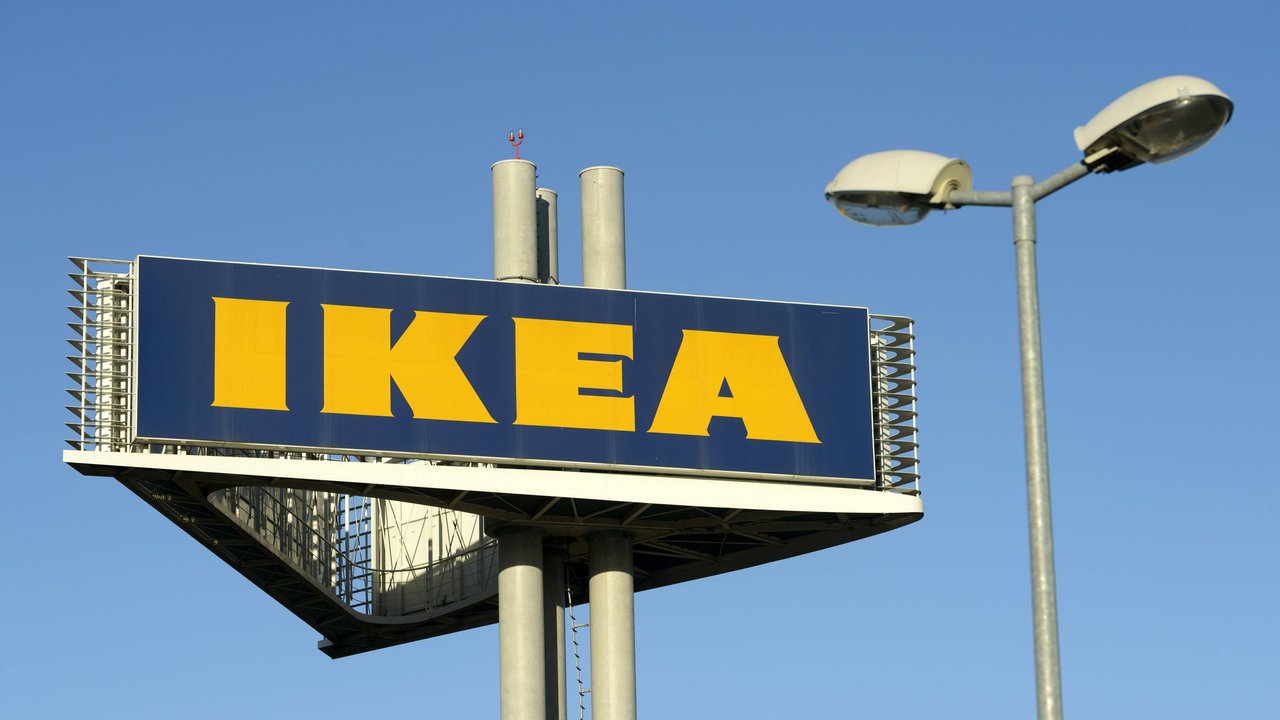 Die Solarhängeleuchte von Ikea beschert wohlige Momente im Outdoor-Bereich.