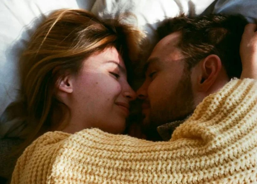 Paar, das im Bett kuschelt Paar, das im Bett kuschelt