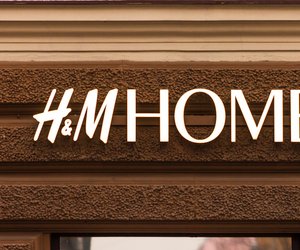 Dieser Beistelltisch aus Mangoholz von H&M Home sieht aus wie vom Designer