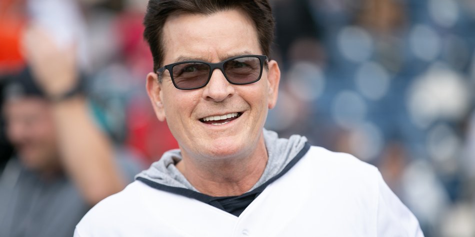 Charlie Sheen: Welche Frau ist aktuell an seiner Seite? Charlie Sheen: Welche Frau ist aktuell an seiner Seite?