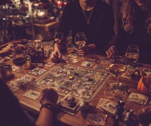 Die 10 besten Gesellschaftsspiele für einen gruseligen Spielabend – besonders an Halloween