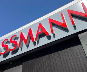 Praktisch für unterwegs: Der Mini-Rasierer von Rossmann im Handtaschenformat