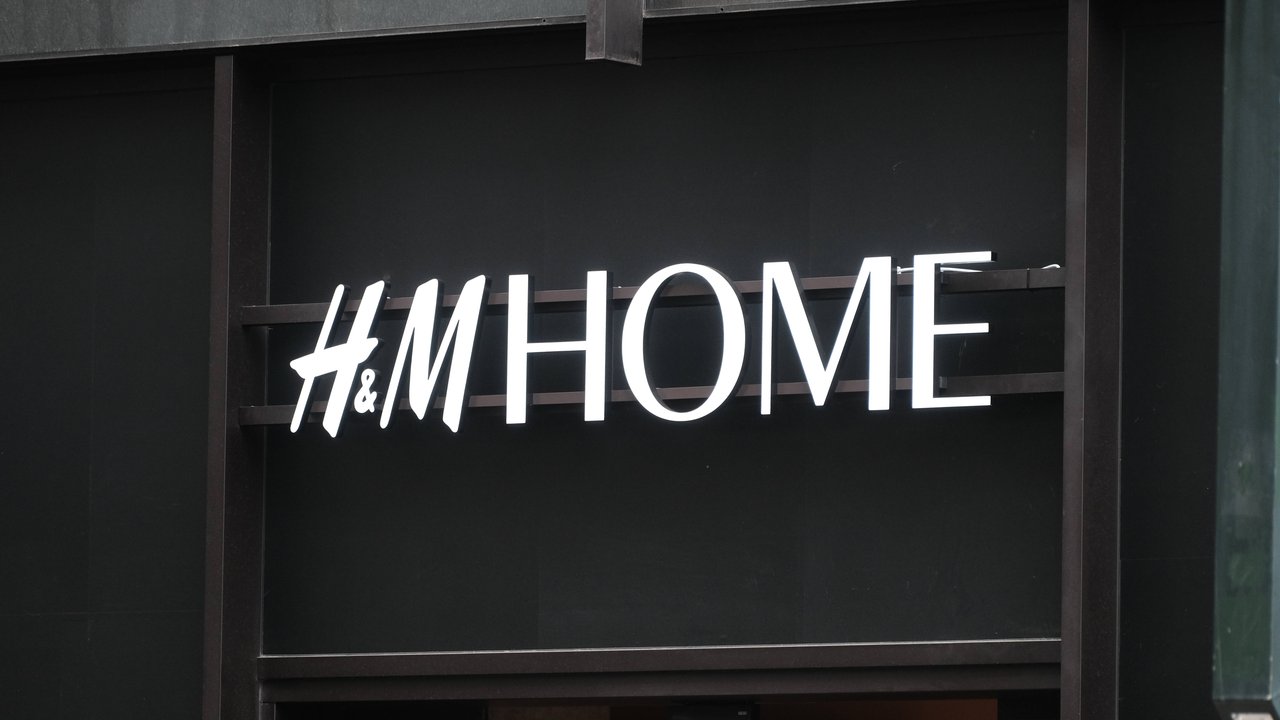 Dieser Liegestuhl von H&M Home bietet dir Komfort auf deinem Balkon