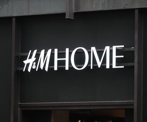 Mit diesem Liegestuhl von H&M Home kannst du dich auf deinem Balkon entspannen
