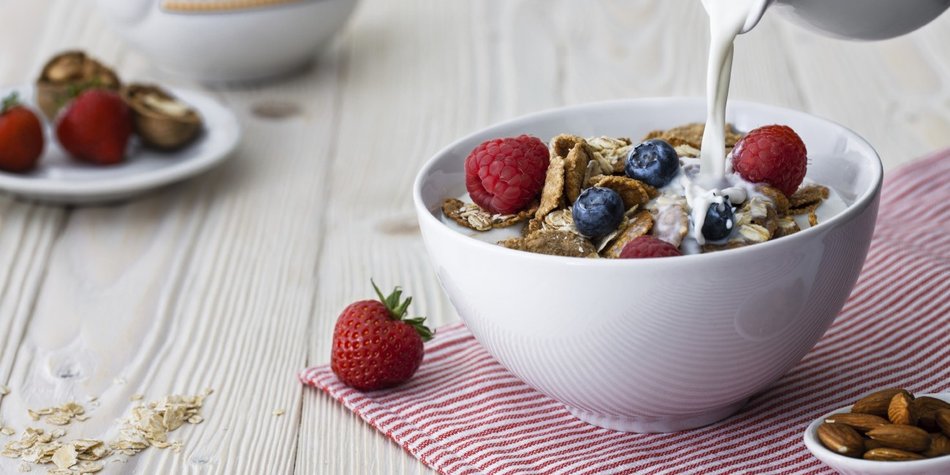 Jugendliche, Cerealien und gesunde Ernährung Jugendliche, Cerealien und gesunde Ernährung