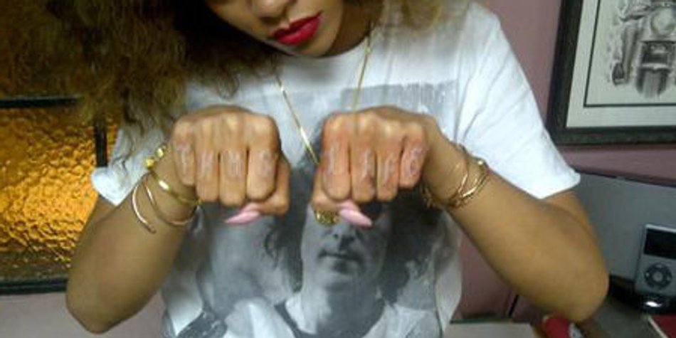 Rihanna zeigt dubioses Tattoo Rihanna zeigt dubioses Tattoo
