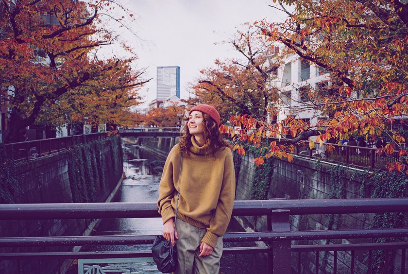 Frau steht auf einer Brücke Frau steht auf einer Brücke