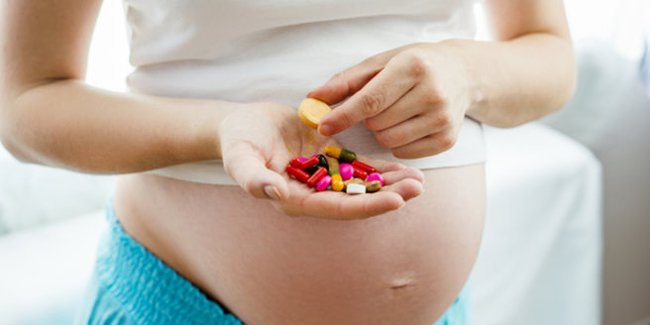 Nahrungsergänzungsmittel in der Schwangerschaft: Schwangere mit Tabletten