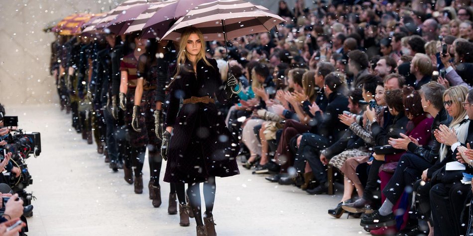 Cara Delevingne begeistert Burberry-Designer Cara Delevingne begeistert Burberry-Designer