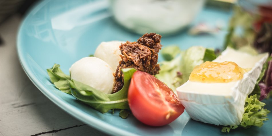 Schafskäse mit Honig überbacken Schafskäse mit Honig überbacken