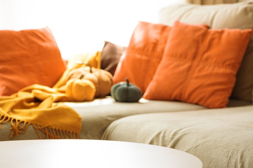 Leerer Couchtisch in herbstliche Wohnzimmerdekoration mit Cordkürbissen und kuscheligen Kissen - Stock-Fotografie Leerer Couchtisch in herbstliche Wohnzimmerdekoration mit Cordkürbissen und kuscheligen Kissen - Stock-Fotografie