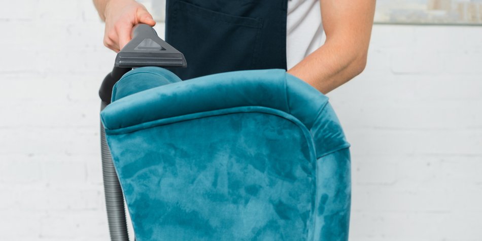 Sessel reinigen: Mit diesen Methoden sieht er aus wie neu Sessel reinigen: Mit diesen Methoden sieht er aus wie neu