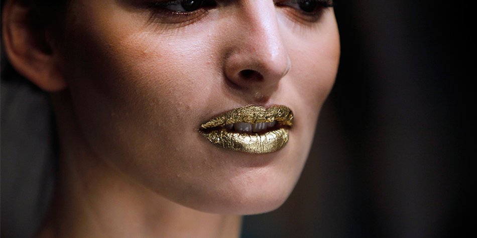 Hochkarätig: Winter-Glam mit funkelnd, goldenem Lippenstift Hochkarätig: Winter-Glam mit funkelnd, goldenem Lippenstift