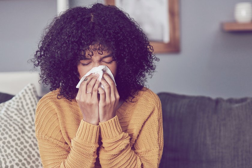 Frau, die sich die Nase putzt Frau, die sich die Nase putzt