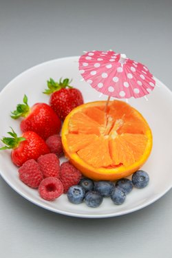 Himbeeren und Orangen sind beide reich an Ballaststoffen. Himbeeren und Orangen sind beide reich an Ballaststoffen.