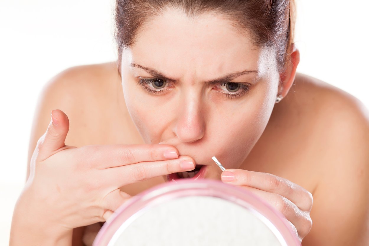 Obwohl die meisten Frauen Haare über der Oberlippe oder am Kinn haben, ist das Thema immer noch schambehaftet. Obwohl die meisten Frauen Haare über der Oberlippe oder am Kinn haben, ist das Thema immer noch schambehaftet.