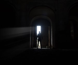 Thriller von Simon Beckett: Der Wunsch nach einem Kind endet für diese Frau in einem Alptraum