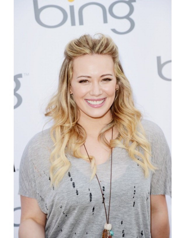 Hilary Duff in einem grauen Shirt Hilary Duff in einem grauen Shirt