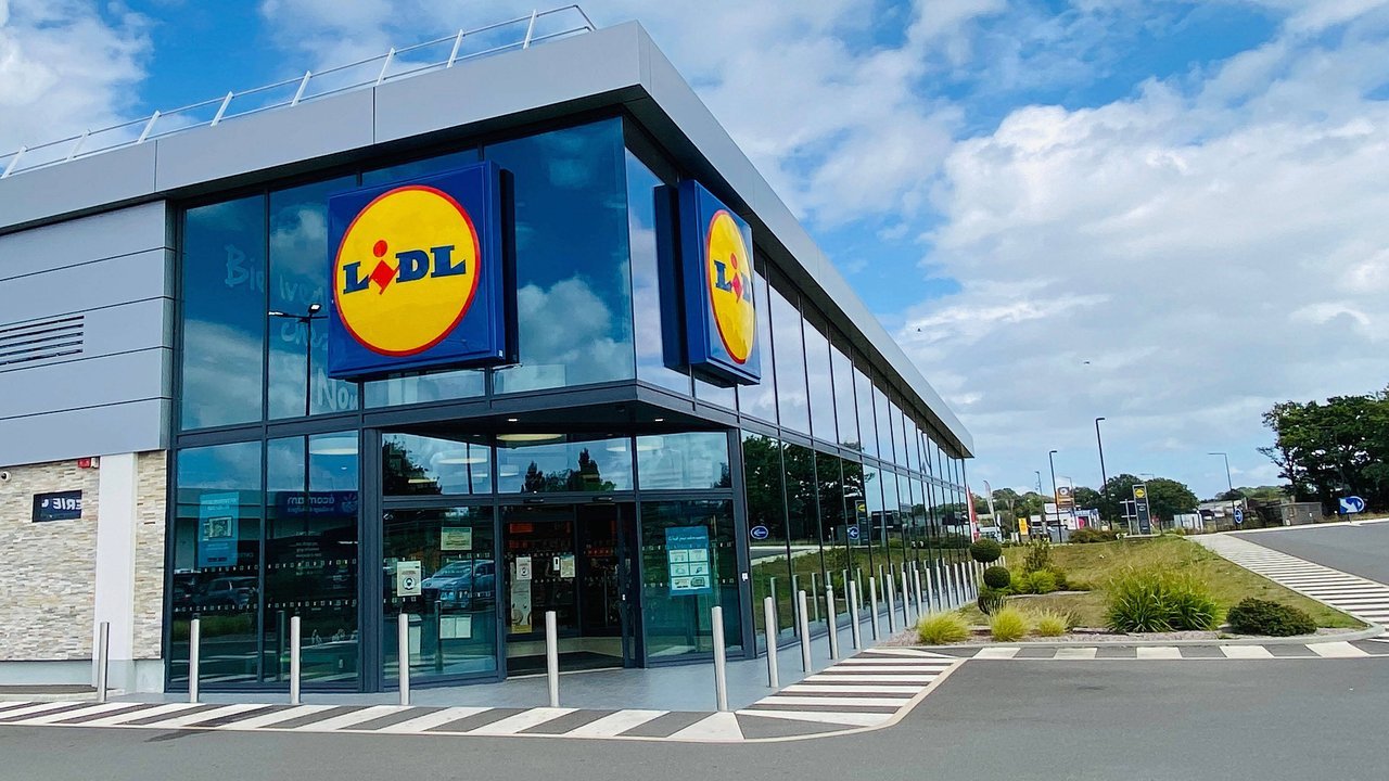 Bei Lidl findest du einen praktischen Holzkohle-Grilleimer.