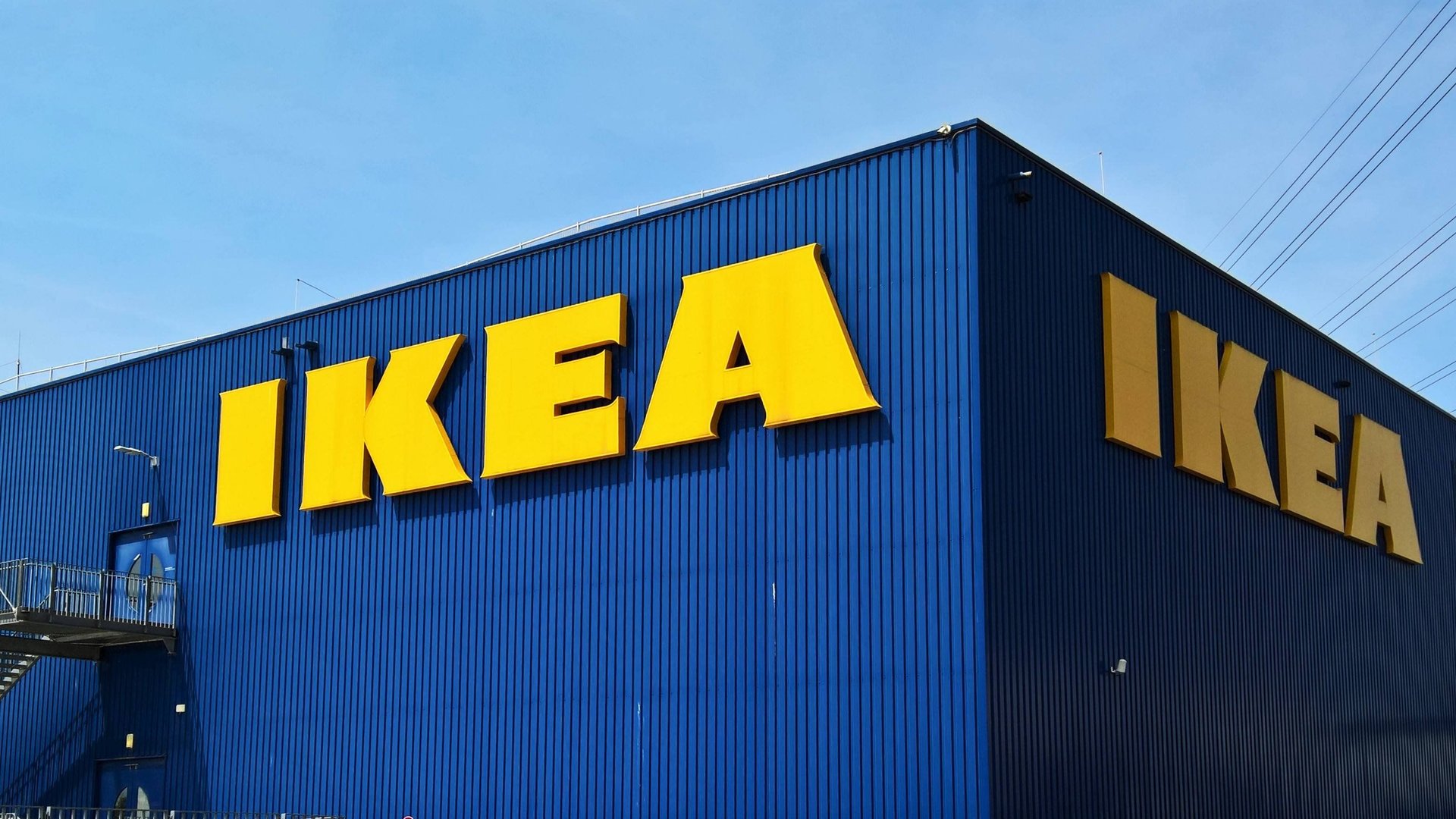 Dieser-helle-Rattan-Sessel-von-Ikea-l-dt-zum-Einkuscheln-und-Entspannen-ein