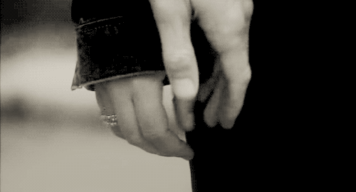 Paar hält Händchen