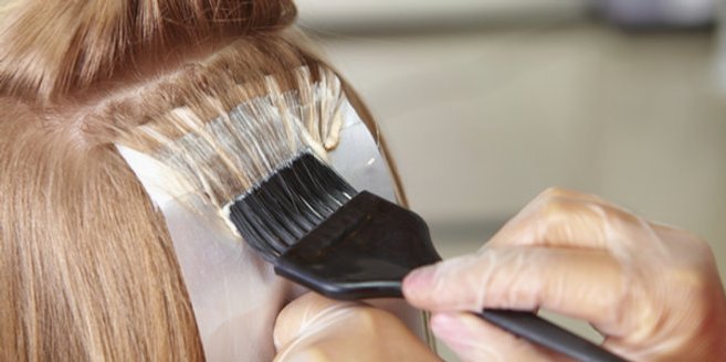 Haare färben in der Schwangerschaft: Frau beim Friseur Haare färben in der Schwangerschaft: Frau beim Friseur