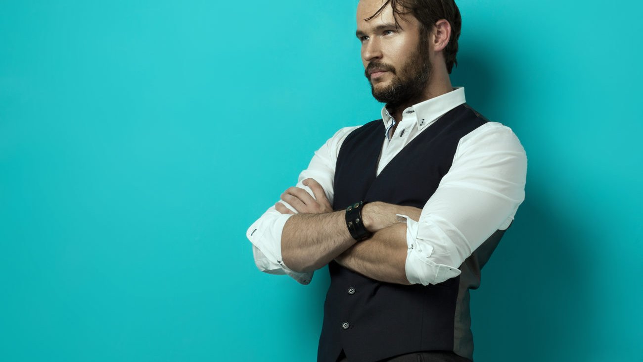 Verschränkte Arme: 19 Bedeutungen der Körperhaltung