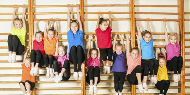 Schulsport: Kinder beim Turnen. Schulsport: Kinder beim Turnen.