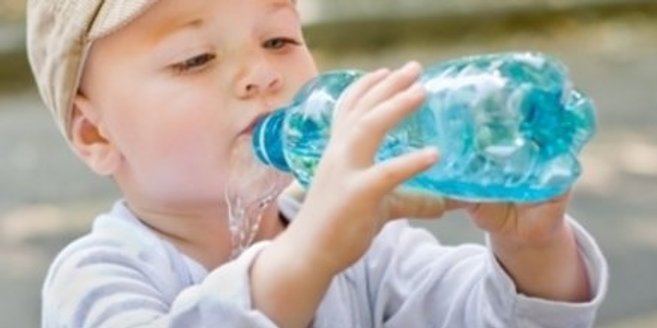 Wasser trinken ist gesund für Kinder. Wasser trinken ist gesund für Kinder.