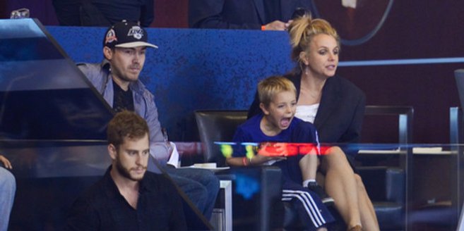Britney Spears beim Hockey mit David Lucado und ihrem Sohn. Britney Spears beim Hockey mit David Lucado und ihrem Sohn.