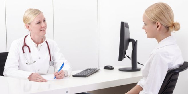 Endosonographie: Ärztin und Patientin im Gespräch Endosonographie: Ärztin und Patientin im Gespräch