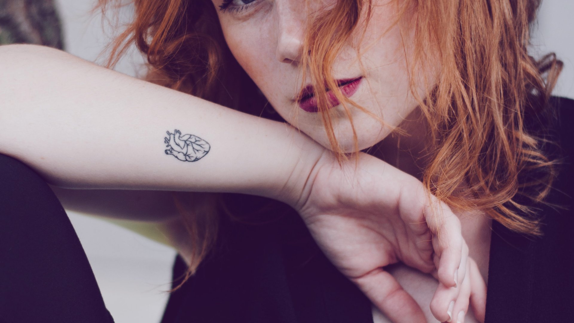 Frau tattoo schrift oberarm Oberarm Löwen