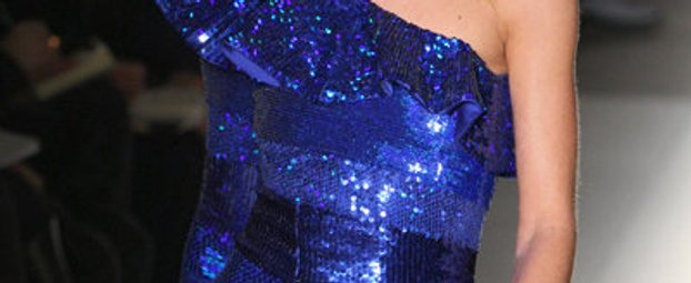 Royalblaues Kleid von Balmain mit vielen Pailletten.