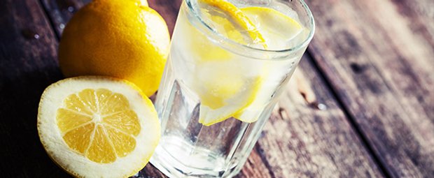 Anti-Aging: Positive Eigenschaften von Zitronenwasser