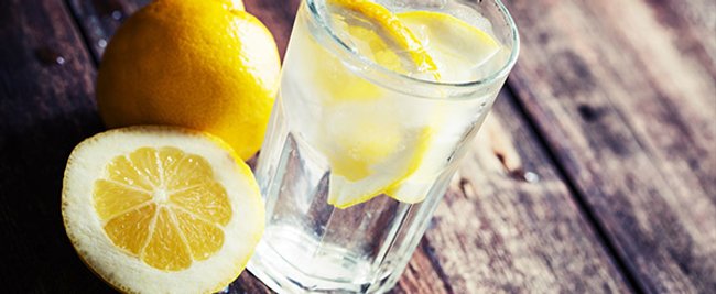 Anti-Aging: Positive Eigenschaften von Zitronenwasser