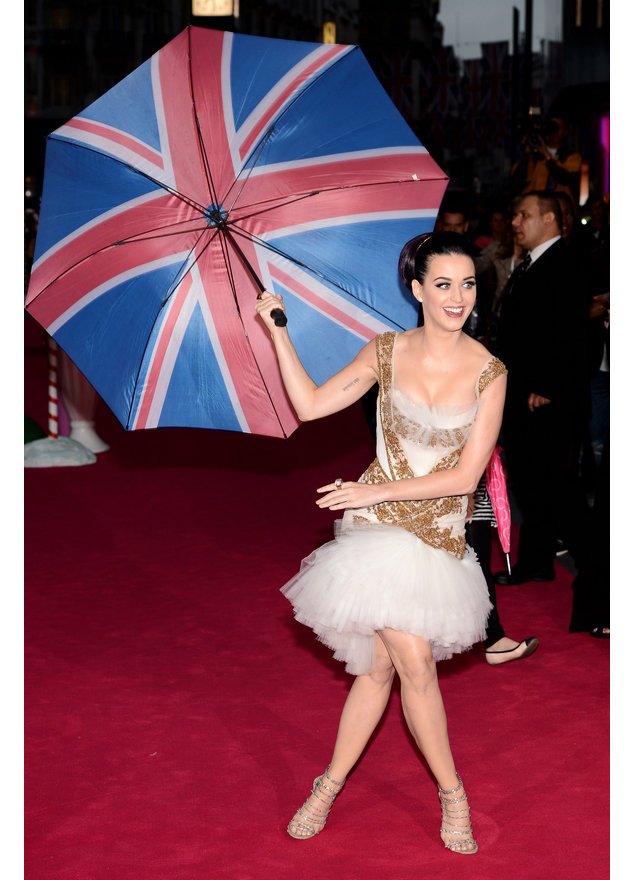 Katy Perry mit einem Union Jack-Schirm Katy Perry mit einem Union Jack-Schirm