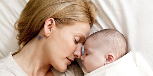 Schlaflieder: Mami und Baby schlafen.